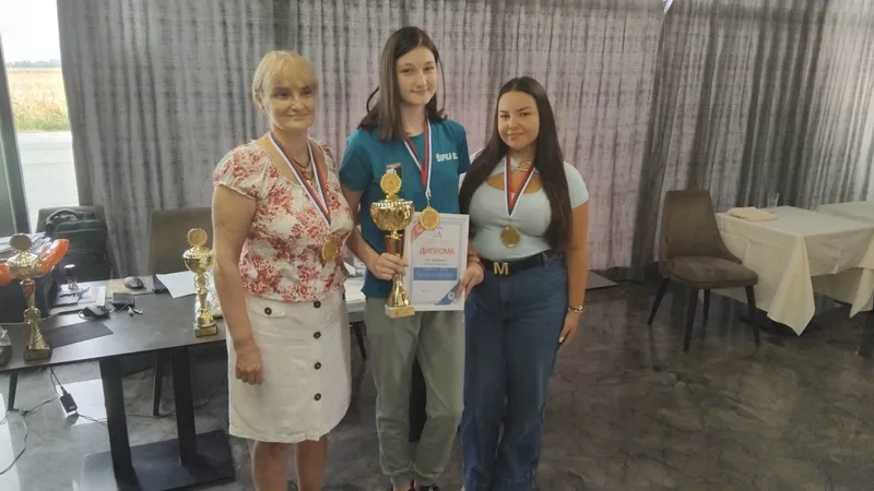 Ženska ekipa kluba Dubica sa peharom, diplomom i medaljama.