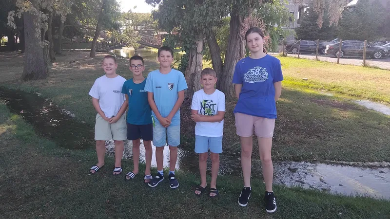 Omladinska ekipa kluba Dubica na zajedničkoj fotografiji u prirodi.