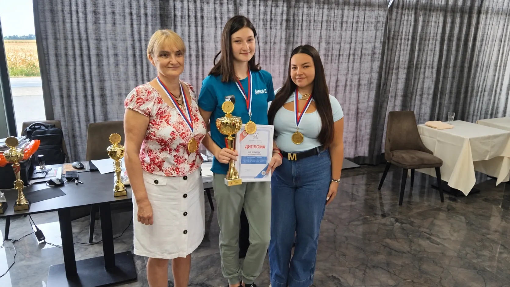 Ženska ekipa kluba Dubica sa peharom, diplomom i medaljama.