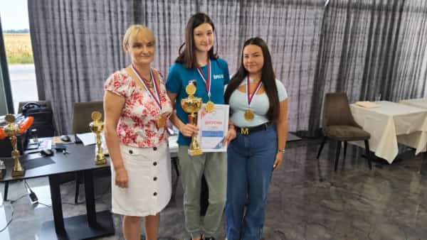 Ženska ekipa kluba Dubica sa peharom, diplomom i medaljama.