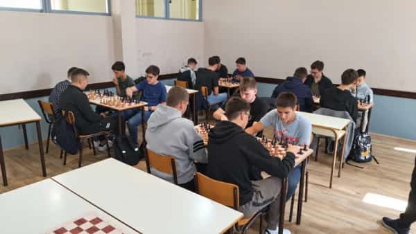 Učenici igraju šah u učionici na školskom takmičenju.