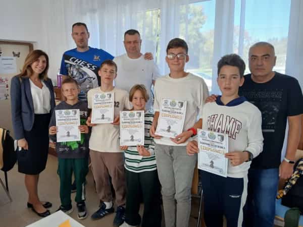 Učenici sa diplomama i odrasli na zajedničkoj fotografiji školskog prvenstva.