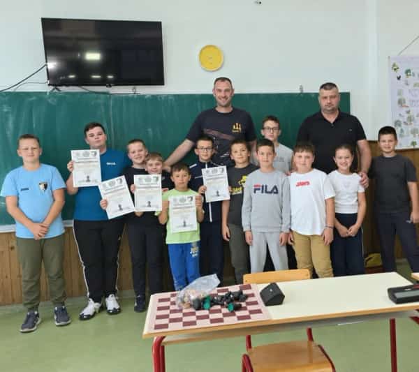 Učenici sa diplomama i organizatori nakon školskog takmičenja u šahu.
